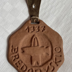 Placheta din ceramica suedeza inscriptionata BREDABYSKIO 1337, reproducere
