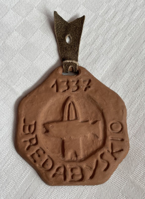 Placheta din ceramica suedeza inscriptionata BREDABYSKIO 1337, reproducere foto