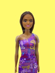 Papusa Barbie cu par lung castaniu in rochita de vara - Mattel