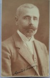 Fotografie tip Carte postala, Apostol Popescu, functionar al Casei regale timp de 40 ani, cu semnatura acestuia