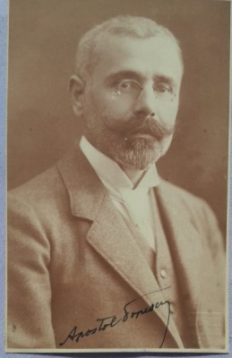 Fotografie tip Carte postala, Apostol Popescu, functionar al Casei regale timp de 40 ani, cu semnatura acestuia foto