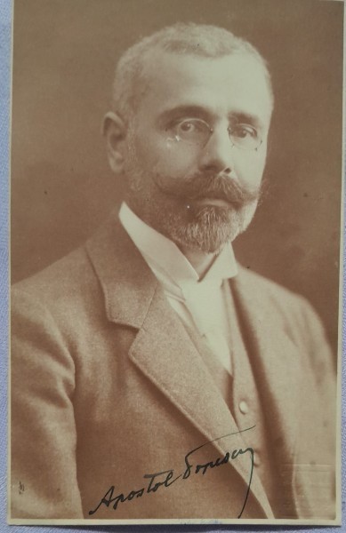 Fotografie tip Carte postala, Apostol Popescu, functionar al Casei regale timp de 40 ani, cu semnatura acestuia