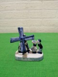 Figurina din PORTELAN Delft Blue pictat MANUAL in teme specifice cu moara de vant si copii , bibelou hand made , numar de serie