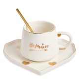 Cana ceramica cu farfurie in forma de inima si lingurita Pufo Be Mine pentru cafea sau ceai, 180 ml, alb