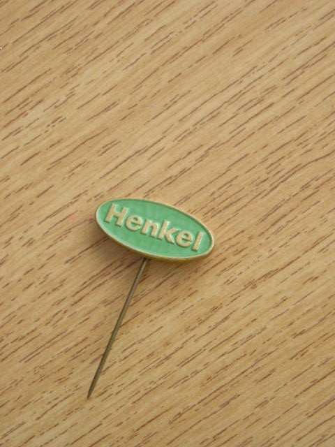 QW9 N3 66 - insigna - inscriptia HENKEL