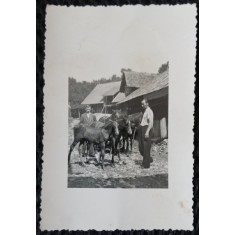 Fotografie, Doi barbati cu caii, intr-un sat din Romania, anii 40