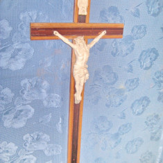 9455-Crucifix mare antic 1900 lemn cu portelan biscuit perioada 1900.