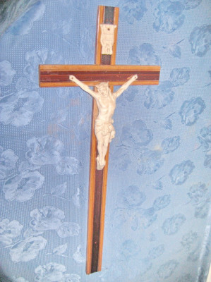 9455-Crucifix mare antic 1900 lemn cu portelan biscuit perioada 1900. foto