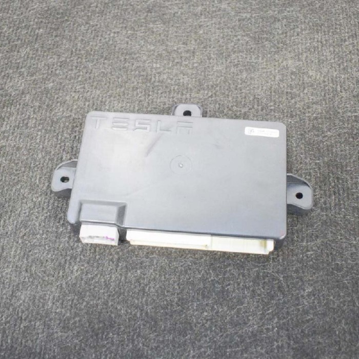 Modul de control ușă st&acirc;nga spate TESLA MODEL X 2018 OEM: 1045490-10-F 10038611