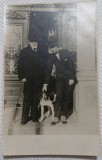 Fotografie tip Carte postala, Barbat impreuna cu un adolescent si un caine, perioada interbelica
