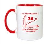 Cana maner rosu personalizata &quot;Nu imbatranesc doar imi creste valoarea, 26 ani&quot;, INOVATIX&reg;. 330ml