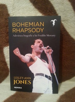 BOHEMIAN RHAPSODY-LESLEY-ANN JONES (ROMANA) foto