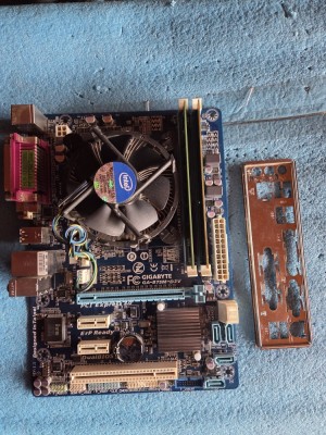 KIT placa de baza Gigabyte, procesor I5 si 6 Gb ram DDR3 foto
