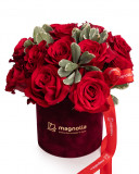 Aranjament trandafiri rosii in cutie catifelata Sophisticate Love