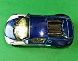Bugatti Veyron copie Made in China. Diecast, carcasă metalică albastru metalizat cu argintiu vopsea sărită, placă ventrală plastic negru. Roți ok X