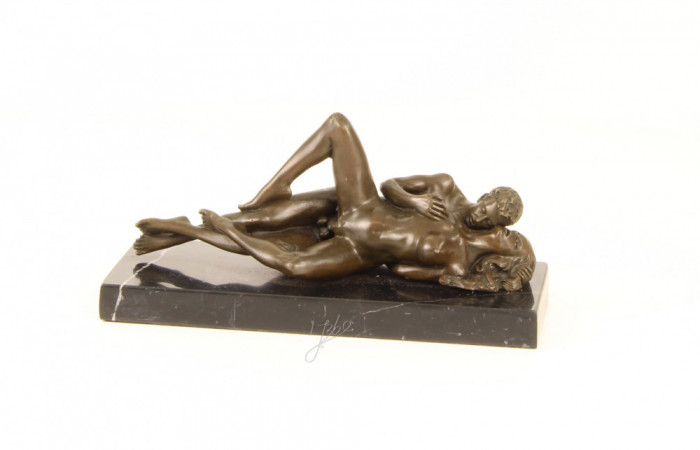 Cuplu - statueta erotica pe soclu din marmura KF-81