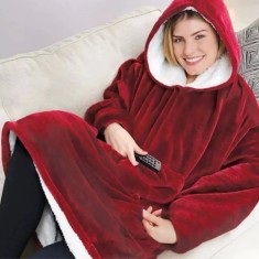 Patura cu maneci, tip hanorac lung, marime universala, din fleece captusit cu blana, cu buzunare, mansete si gluga, rosu