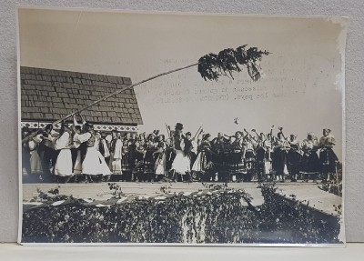 IMPODOBIREA MAJULUI , OBICEI POPULAR IN BOEMIA , MORAVIA SI SLOVACIA FOTOGRAFIE DE GRUP CU TARANI IN COSTUME TRADITIONALE , MONOCROMA, PERIOADA INTERB foto