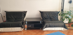 Canapea cu doua fotolii piele ecologica negru/alb si masa cu rotile foto