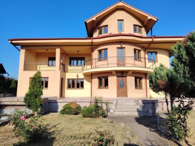Vilă spațioasă cu teren generos, garaj, zonă ideală, direct proprietar foto
