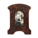 Regina Maria alături de Crag, fotografie tip carte poștală &icirc;ntr-o ramă din lemn