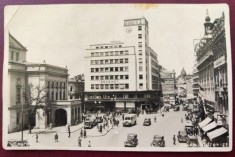 Bucuresti 1940 - Calea Victoriei - tip fotografie, superanimata (masini, pietoni, magazine), circulata la Timisoara, timbru detasat, stampila lizibila
