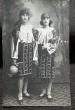 Fotografie tip carte postala, doua tinere in port traditional, 1928