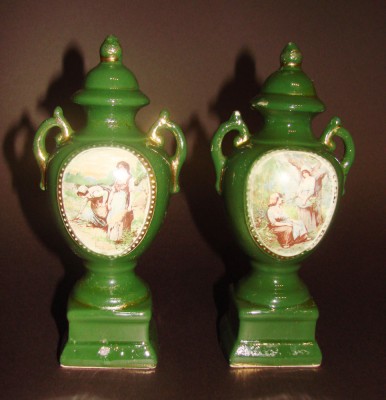 Doua obiecte decorative din portelan englezesc cu scene renascentiste secol 19 foto