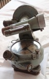 CY - Teodolit (sau goniometru-busola; instrument pentru artileria de camp) vechi anii &#039;60 / RDG comunism / bronz vopsit gros / lipsa 1 ocular / 3 kg