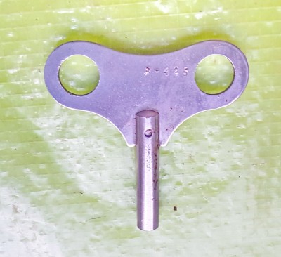 F799-Cheie ceas perete 6/5,5 cm, interior 4,5 mm. foto