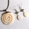 Set cu pandantiv spiralat si cercei sidef, set cadou femei din sidef 41114