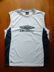 Tricou Umbro. Marime L: 55 cm bust, 69 cm lungime, 45 cm intre umeri; ca nou. foto