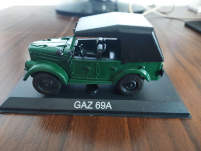 Macheta GAZ 69A 1953 - DeAgostini Masini de Legenda, 1/43, pe postament. foto