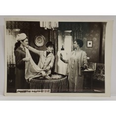 SCENA DIN FILMUL &#039; PANTOFUL CENUSARESEI &#039; , CU IOANA PAVELESCU , MIMI ENACEANU , FOTO DE PRESA , 1969