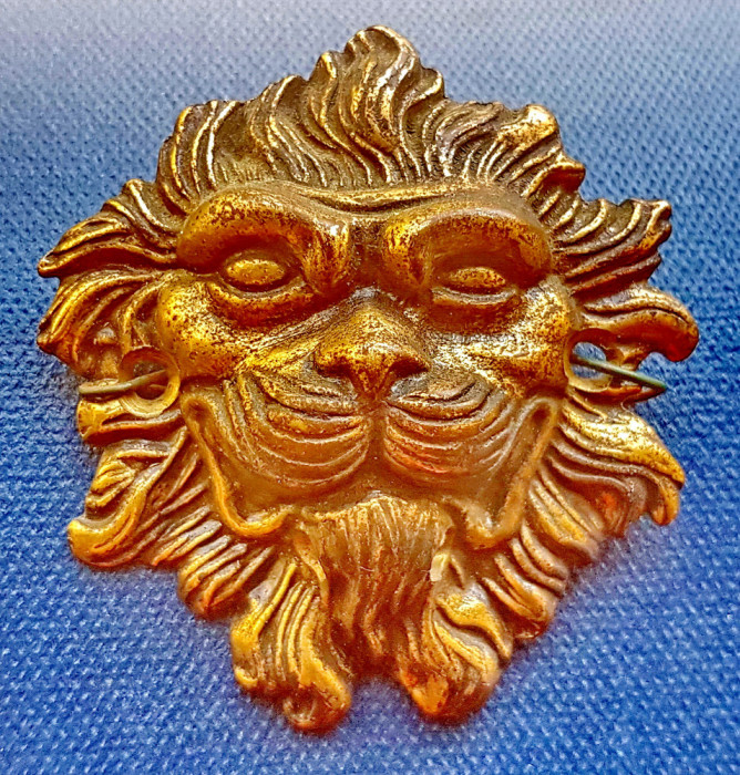 C696-Aplica mica cap de leu bronz masiv anii 1900. Marimi: 6.5/ 6 cm.