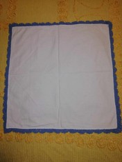 Fata de masa centru de masa din panza alba cu margine crosetata manual albastru