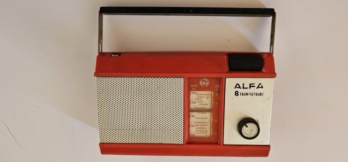 RADIO ALFA , 8 TRANZISTOARE ELECTRONICA ,FUNCTIONEAZA PE MEDII .