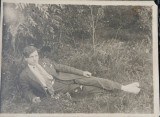 Fotografie tip Carte Postala, barbat culcat in iarba, perioada interbelica