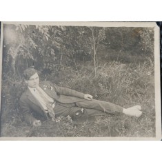 Fotografie tip Carte Postala, barbat culcat in iarba, perioada interbelica