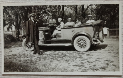 Grup cu automobil de epoca, Romania interbelica// fotografie foto