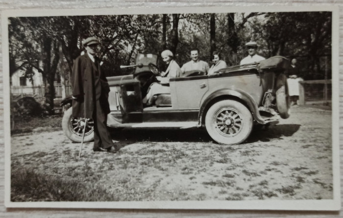 Grup cu automobil de epoca, Romania interbelica// fotografie