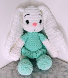 Iepuras crosetat alb cu rochita vernil &ndash; jucarie handmade pentru fetite