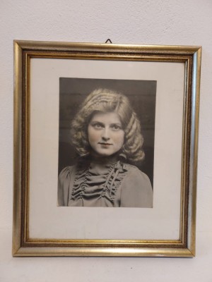 Fotografie veche portret femeie tanara, tablou in rama lemn aurie, sub sticla, inceput de anii 1900 , 40x34cm foto