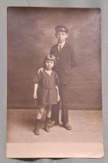 Poza - fotografie veche imagine elev in uniforma scolara si sora sa - fotografie anii 1920, foto studio