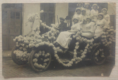 Tineri in masina ornata cu flori tip car alegoric// Foto Julietta Bucuresti foto