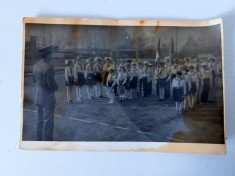 Fotografie cu elevi pionieri intr-o curte de institutie, anii 70-80, 14x9cm