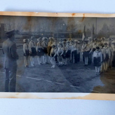 Fotografie cu elevi pionieri intr-o curte de institutie, anii 70-80, 14x9cm
