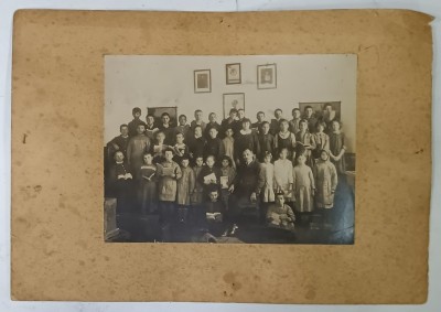 ELEVI DIN CURSUL SUPERIOR CU DIRIGINTELE LOR , POZA DE GRUP IN CLASA , PERIOADA INTERBELICA foto