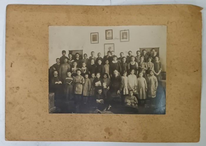 ELEVI DIN CURSUL SUPERIOR CU DIRIGINTELE LOR , POZA DE GRUP IN CLASA , PERIOADA INTERBELICA