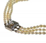 Colier cu trei r&acirc;nduri de perle Akoya, cu &icirc;nchizătoare din aur bicolor